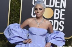 金球奖红毯女神Lady Gaga冰蓝色裙摆超长