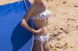 51岁妮可基德曼海边晒照 公开身材冻龄4秘诀