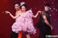 48岁莫文蔚104cm辣腿尽现 超短粉洋装逆龄回春