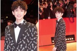 王源走红毯脱队 一回神急了丢下摄影师狂追