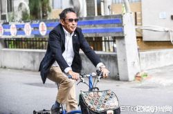 钮承泽穿西装骑脚踏车出庭 面露微笑争取复出拍《跑马》