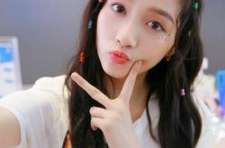 关晓彤镜头前把卸妆 素颜和化妆差距对比