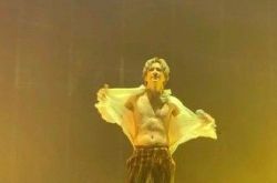 薛之谦演唱会撕爆白衬衫 肚子溢出整圈肥肉