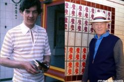 金钢狼率5万人唱生日歌 告白好友万磁王80岁生日快乐