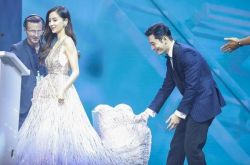 黄晓明合体Baby 怕老婆摔倒到她身后提裙