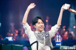 吴青峰演唱会被抱下台怎么回事