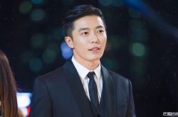 金材昱是左撇子吗？完美的明星也有不足之处