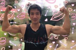 王力宏秀8块腹肌 只为吸引老婆抬头看