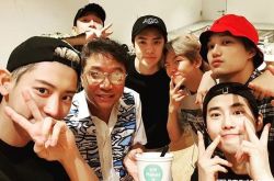 SM社长李秀满现身力挺EXO 同框合照曝亲切举动