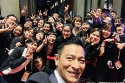 刘德华和空姐合照 亲民举动曝光