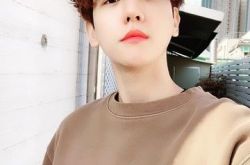 EXO成员伯贤solo出道 被粉丝抓手愣住