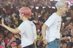 朴灿烈裤子拉链开了 伯贤眼尖速救援