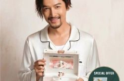 胡歌中分长发新造型曝光 粉丝激赞有点可爱