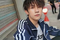 易烊千玺助理警告私生饭 男神车上换衣遭趴窗偷看怒了