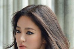 离婚后风格大变？宋慧乔超浓烟熏妆辣晒腿根