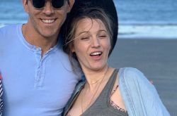 死侍雷诺兹为爱妻花边教主庆生 竟摆NG丑照曝光