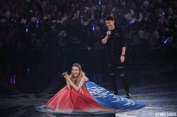 容祖儿演唱会邀请黎明 牵手招拒爆亲密关系