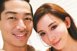 林志玲合体老公Akira 现身央视中秋晚会