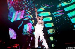 老萧萧敬腾香港开演唱会 干爹龙五关之琳等巨星助攻