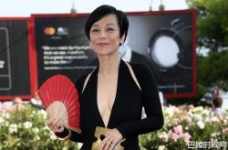 66岁张艾嘉辣登威尼斯红毯 深V解放东西半球