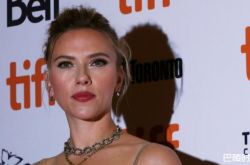 黑寡妇携新片出席多伦多电影节 首演妈妈超兴奋