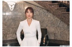 宋慧乔换新发型变得更清新 甩婚变阴霾甜笑