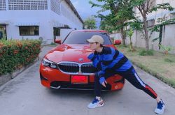 火箭少女101成员Sunnee杨芸晴生日 送自己宝马汽车