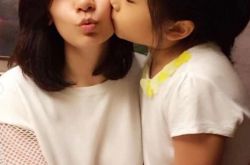 梧桐妹给贾静雯过生日 爆童年照跟咘咘一样