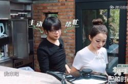 郎朗看到包就想提 爱意藏不住帮老婆吉娜学中文