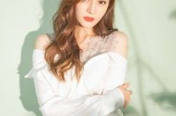 迪丽热巴直播高衩裙开到骨盆 腿根冒白影全身照