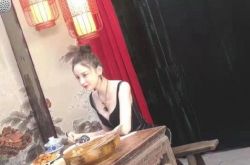 路人随手拍到古力娜扎 皮肤白到亮透