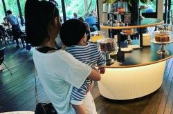 张柏芝帮儿子Marcus庆生 饭店遇火灾