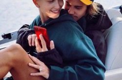 小贾斯汀发文祝老婆海莉生日快乐 疑似老婆怀孕了