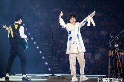 吴青峰演唱会 唱一半突中断爆哭10秒