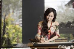 51岁萧蔷开腿一字马 美腿全露超犯规