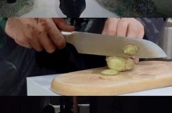 张翰亲自为客人煮生姜红糖水 亲爱的客栈暖心