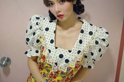 泫雅深V短裙躺沙发 一翘脚小裤裤险走光