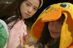 JISOO LISA兑现承诺 动物装现身机场萌翻粉丝