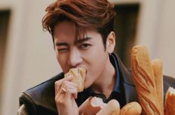 王嘉尔新发型亮相 人帅真好啥都能驾驭