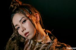 邓紫棋解约后首发专辑 《Walk on Water》和《句号》反响强烈