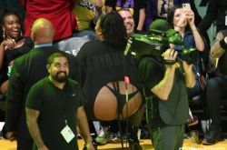 葛莱美女歌手Lizzo NBA场边热舞 一转身丁字裤秀臀露出