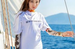 迪丽热巴深V蹦出超凶深沟 竟然这么有料