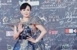 刘嘉玲惨沦刘大妈 霸气全无融入涂鸦背板中