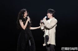 莫文蔚上海开演唱会 老公登台献吻