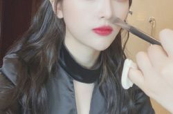 吴宣仪深V秀身材 丰下胸就更美了