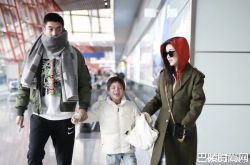 6岁嗯哼门牙缺一颗 机场牵手爸妈超萌