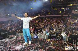 任贤齐带爸妈会祖籍探亲 开演唱会回馈粉丝