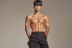 韩K书系Nojambot为写真脱了 衣下藏块块棋盘肌肉