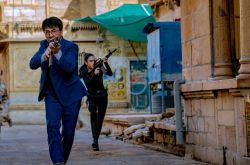 成龙传授入行60年精华 亲教杨洋秒换弹匣术