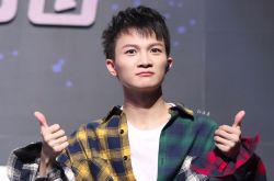 周深签约公司哪个 解约后换经纪公司是怎么回事